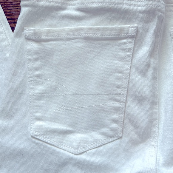 NWT. White super Hi-Rise Jegging from American Eagle. Size 2 regular 26W. - Picture 4 of 7